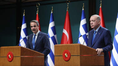 Turkish President Recep Tayyip Erdogan (right) and Greek Prime Minister Kyriakos Mitsotakis hold a joint press conference