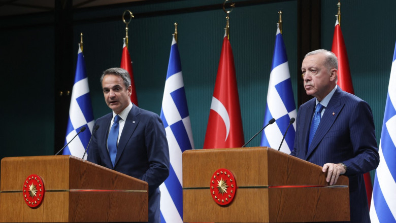 Turkish President Recep Tayyip Erdogan (right) and Greek Prime Minister Kyriakos Mitsotakis hold a joint press conference