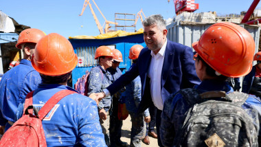 marcel ciolacu pe santier da mana cu muncitori in salopeta si casti