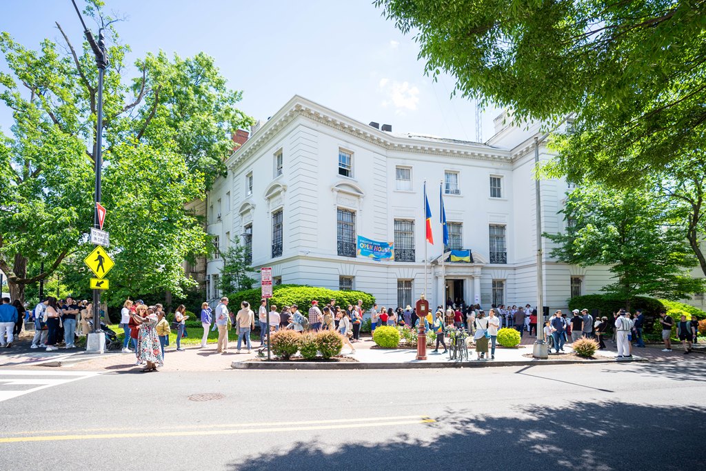 Mii de americani au vizitat Ambasada României din Washington, cu ocazia Zilei Porților Deschise