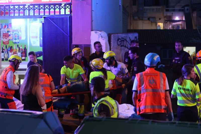 At least two dead and a dozen injured in the collapse of a building on Palma de Mallorca beach