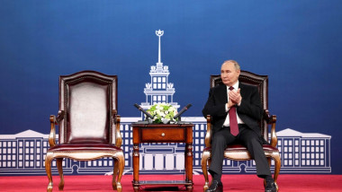 Harbin, China. 17th May, 2024. Russian President Vladimir Putin, applauds the introduction by HIT Chairman Xiong Sihao during a visit with faculty and students at the Harbin Institute of Technology, May 17, 2024, in Harbin, China. The university was found