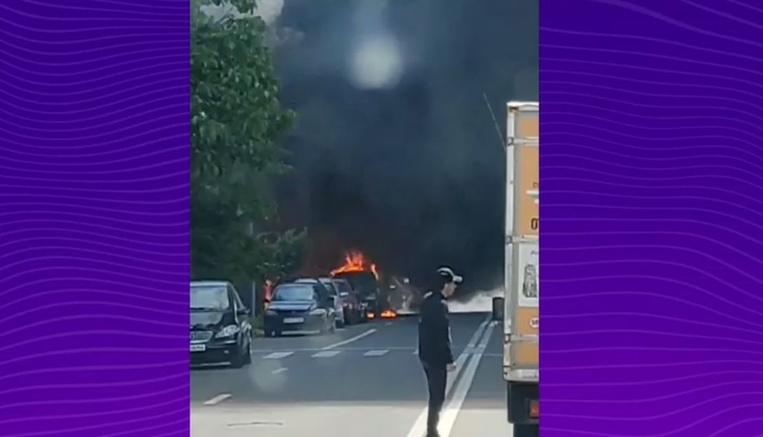 VIDEO Incendiu puternic la un service auto din Brăila. 7 mașini au fost distruse