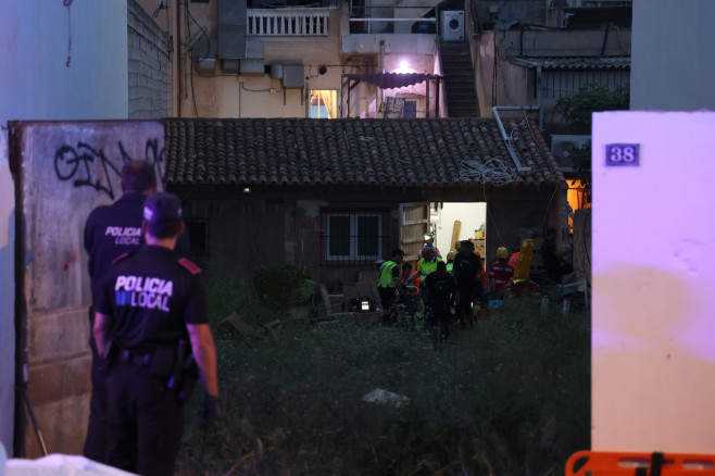 At least two dead and a dozen injured in the collapse of a building on Palma de Mallorca beach