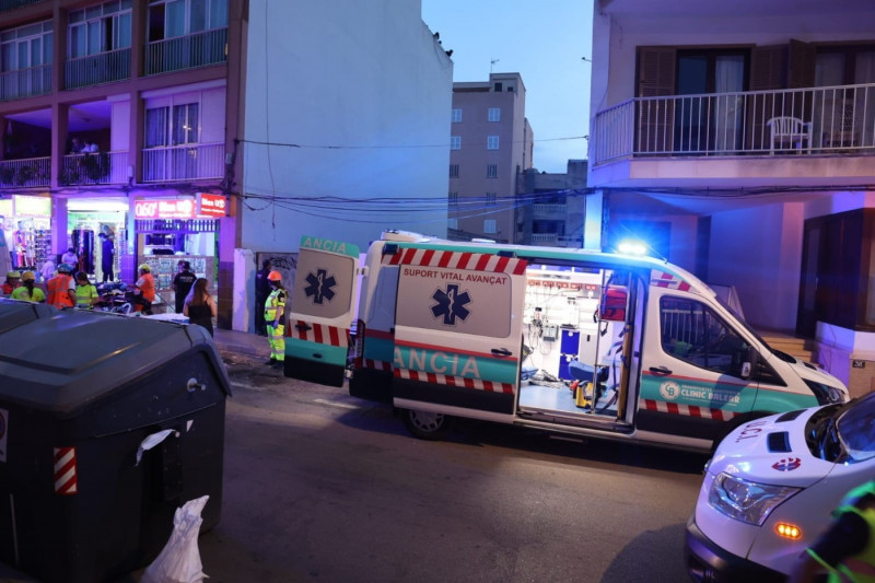 At least two dead and a dozen injured in the collapse of a building on Palma de Mallorca beach