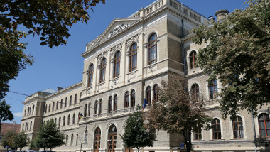 vedere exterioară a universității Babes-Bolyai din Cluj