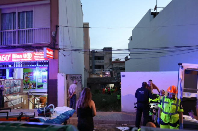 At least two dead and a dozen injured in the collapse of a building on Palma de Mallorca beach