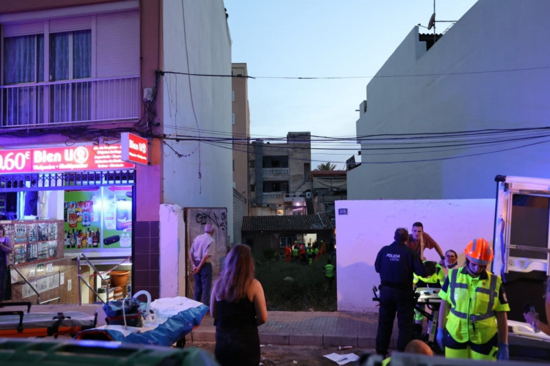 At least two dead and a dozen injured in the collapse of a building on Palma de Mallorca beach