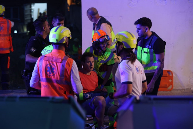 At least two dead and a dozen injured in the collapse of a building on Palma de Mallorca beach