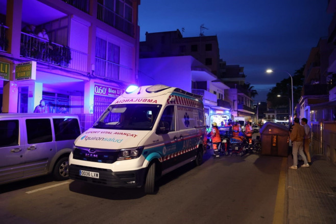 At least two dead and a dozen injured in the collapse of a building on Palma de Mallorca beach