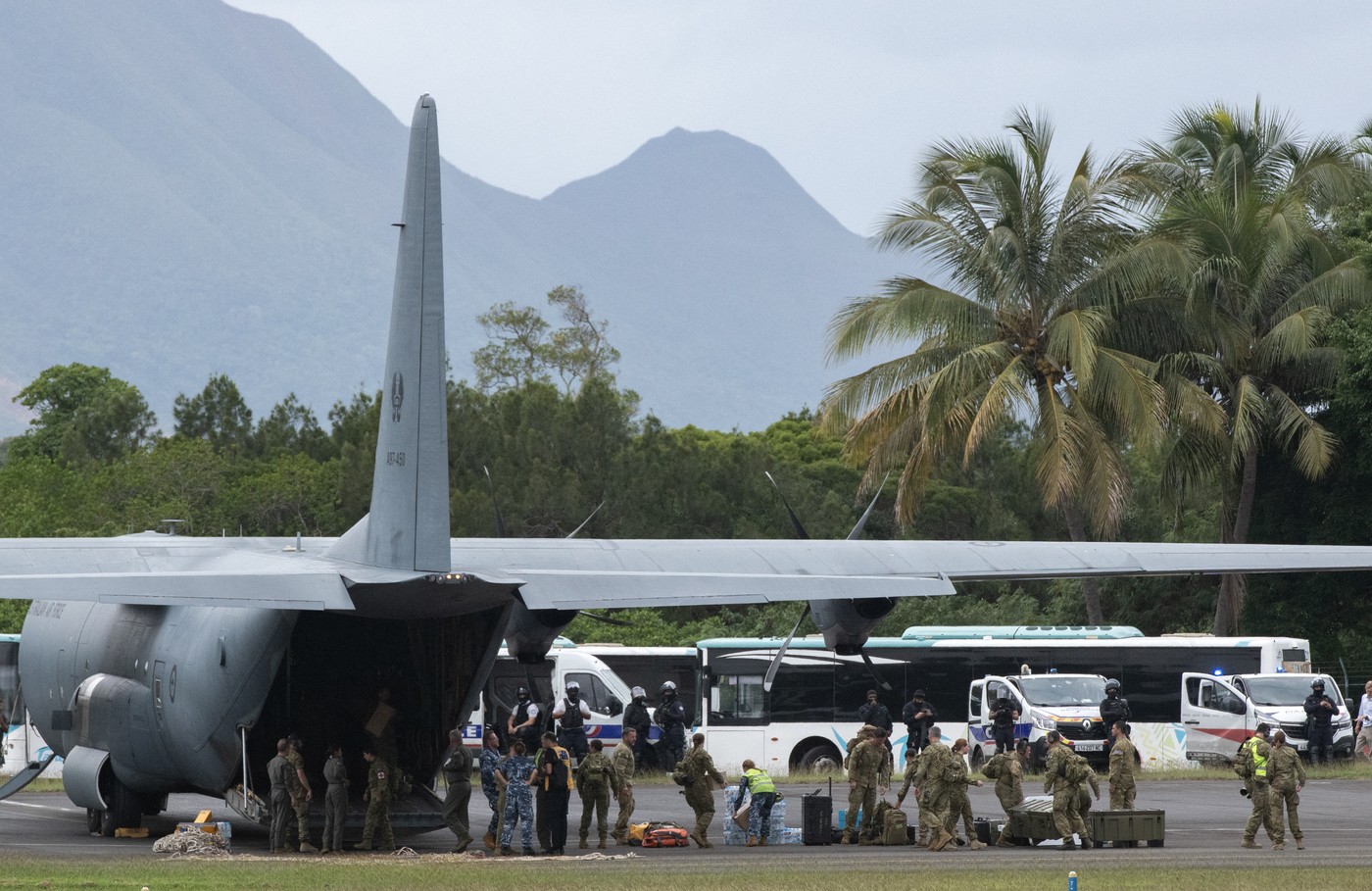 Haos în Noua Caledonie, unde violențele continuă: Primii francezi, dar și șase români, au fost evacuați din republică