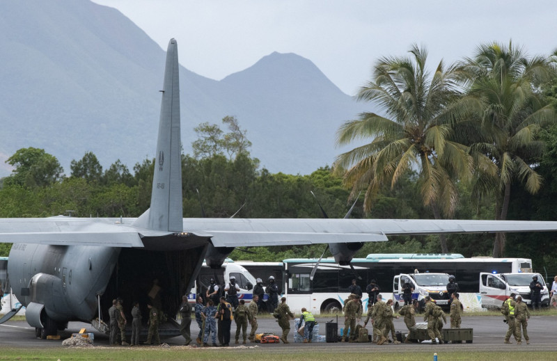 oameni evacuati din noua caledonie