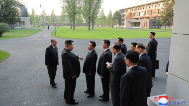 kim jong un si lideri nord correeni de vorba in gradina