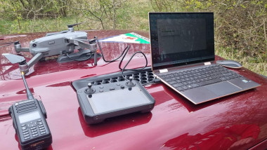 drona si laptop, echipamente electronice