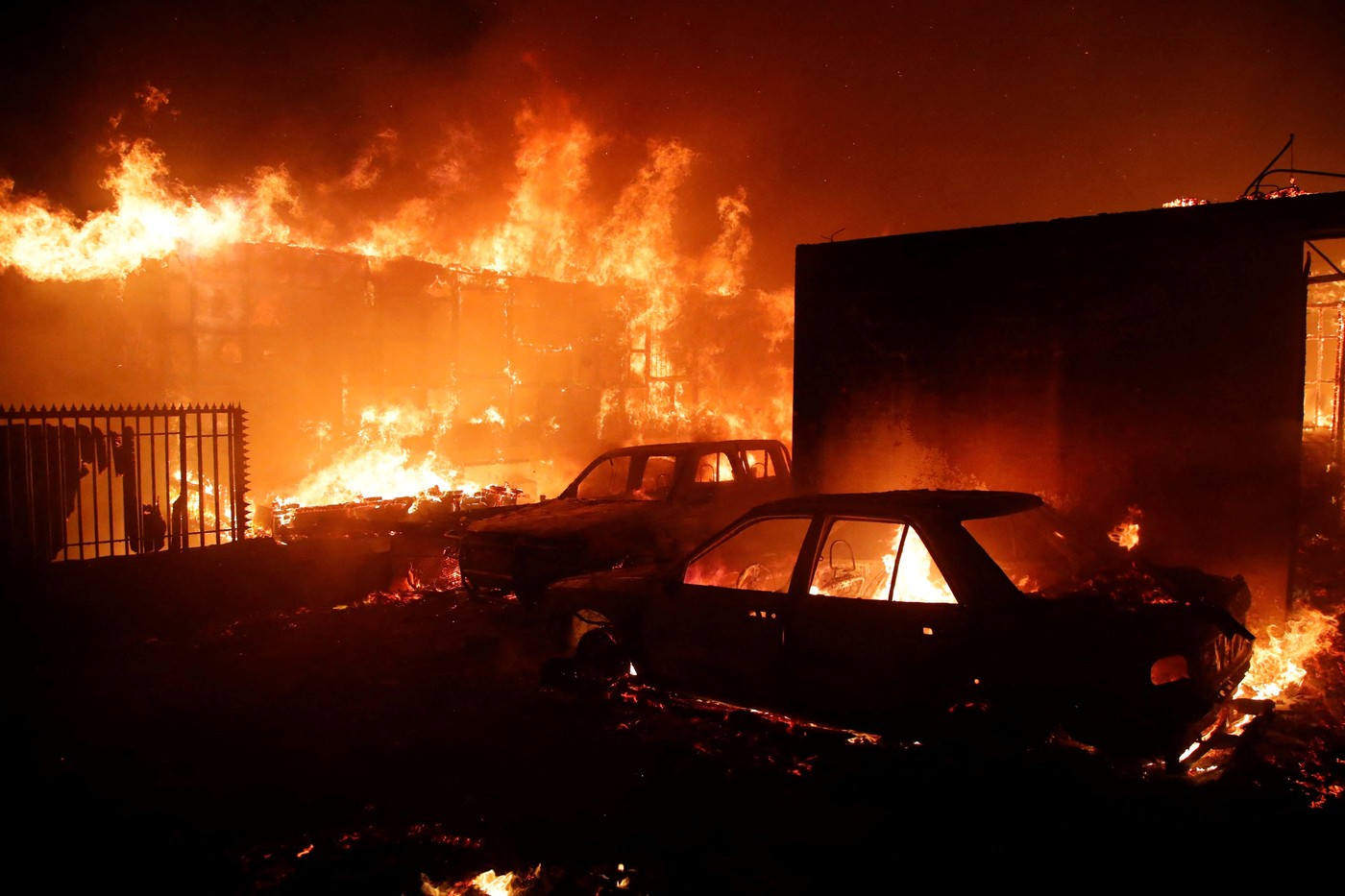 Un tânăr pompier și un funcționar din Oficiul Pădurilor ar fi pornit incendiile care au ucis 137 de oameni în Chile