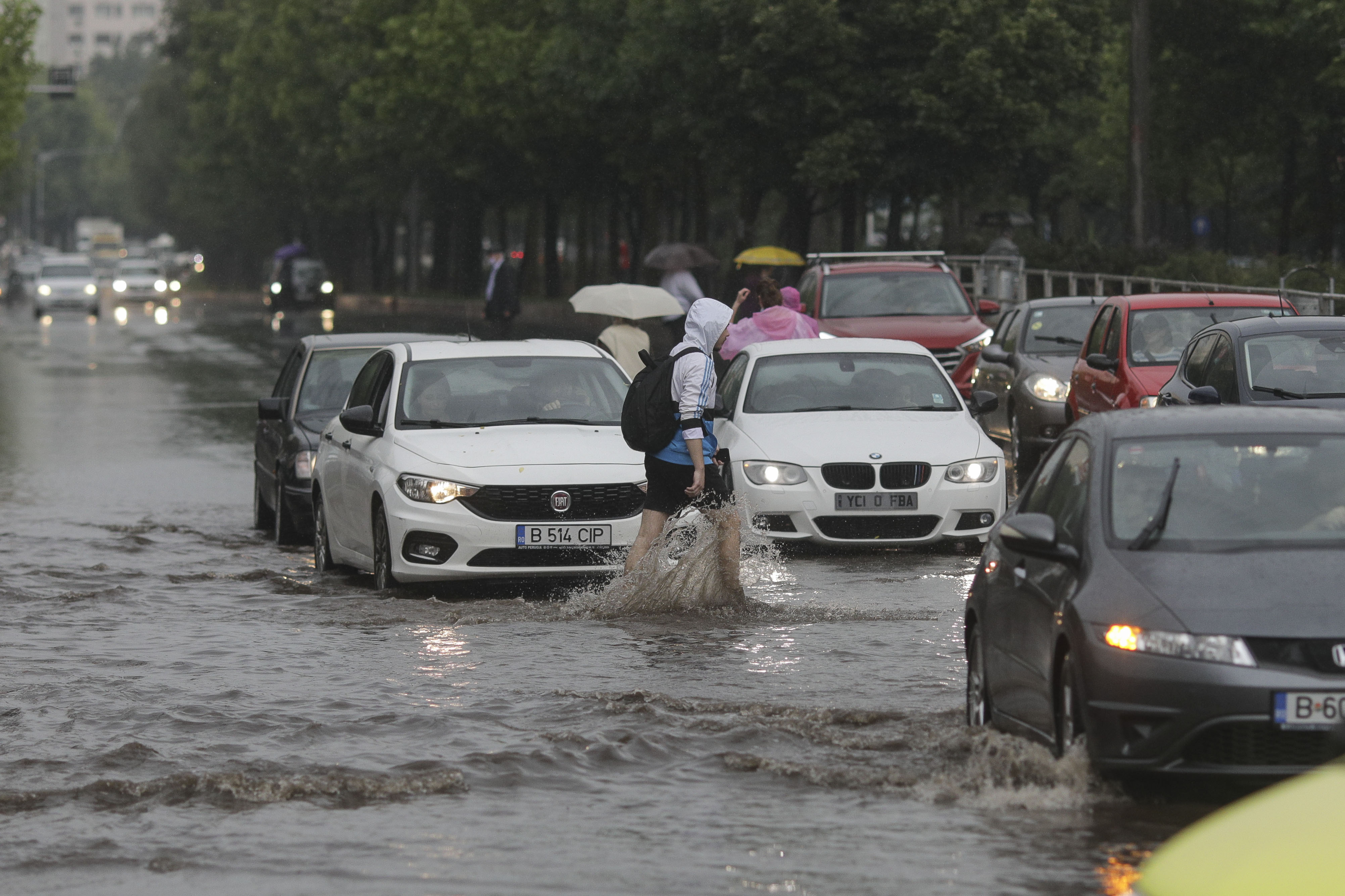 Cod galben de ploi. Vremea se schimbă radical în toată țara, vor fi ploi, vijelii și grindină
