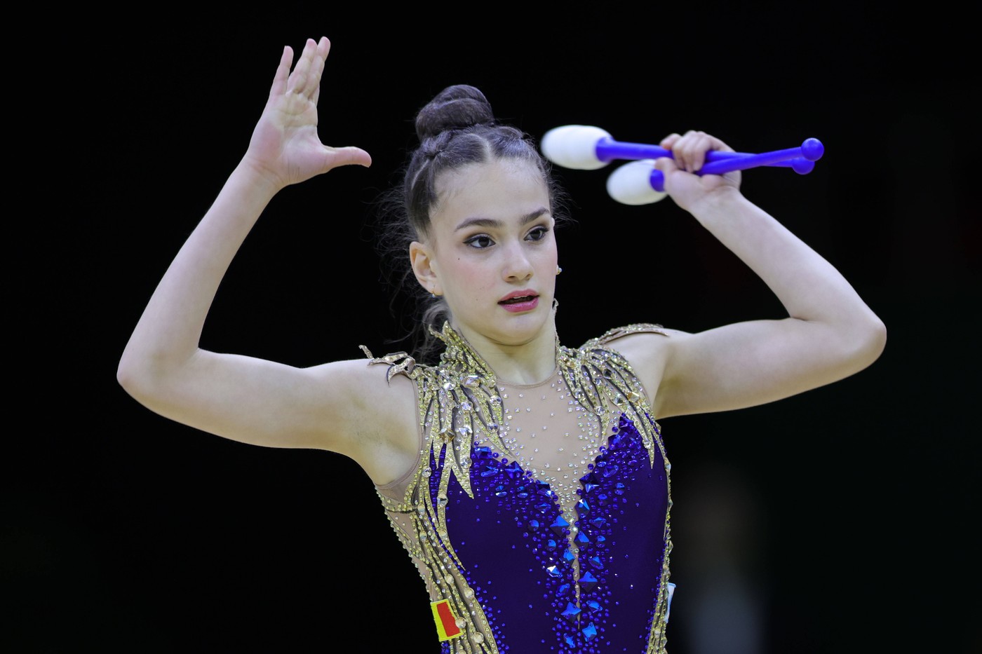 Amalia Lică s-a întors în țară cu patru medalii de aur la Europenele de gimnastică ritmică. Colegii de școală au așteptat-o la aeroport