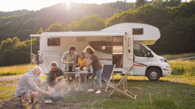 familie se relaxeaza in vacanta cu rulota