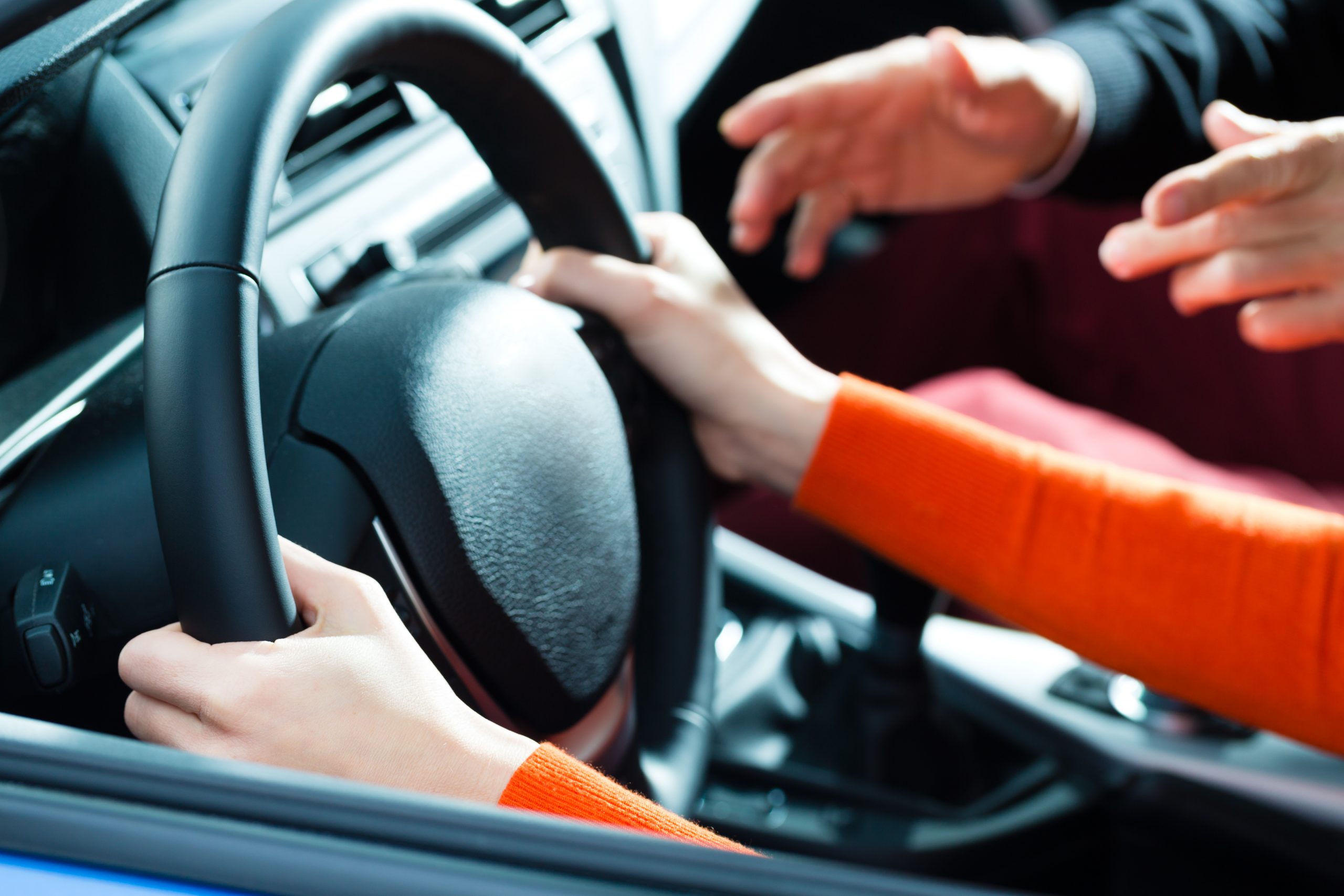 Un minor cu permis auto poate conduce mașina dacă este însoțit de un șofer cu 10 ani de experienţă (proiect)