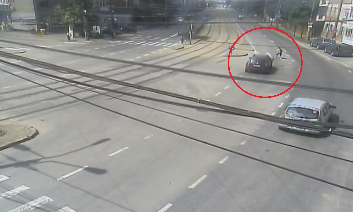 O femeie din Timișoara, lovită în plin pe trecerea de pietoni, s-a ales doar cu câteva zgârieturi. Imagini cu momentul impactului