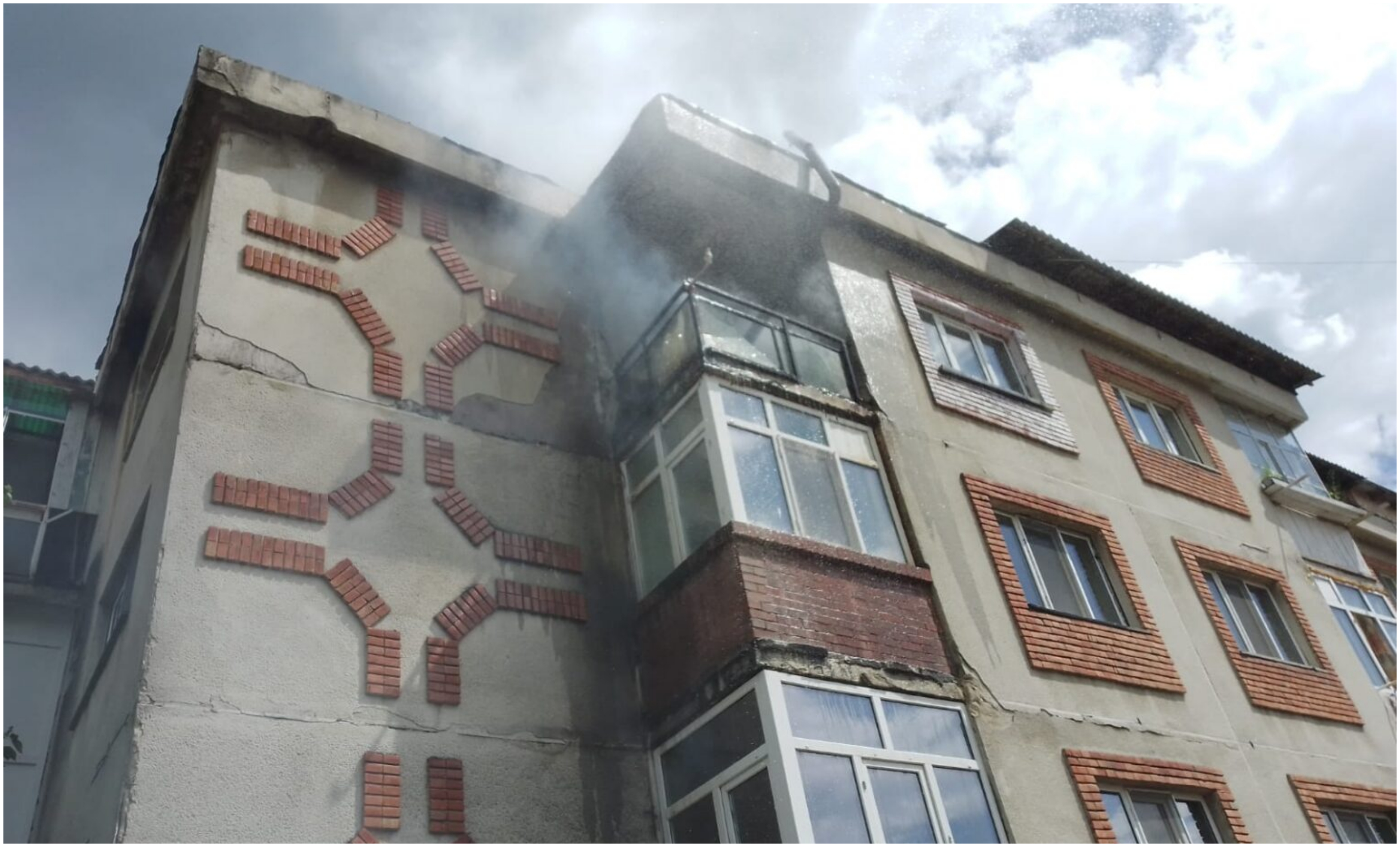 O garsonieră din Vâlcea, în care se aflau doi copii, a fost cuprinsă de flăcări. Minorii au reușit să fugă din locuință