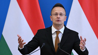 Peter Szijjarto la microfon, steagul ungariei in spate