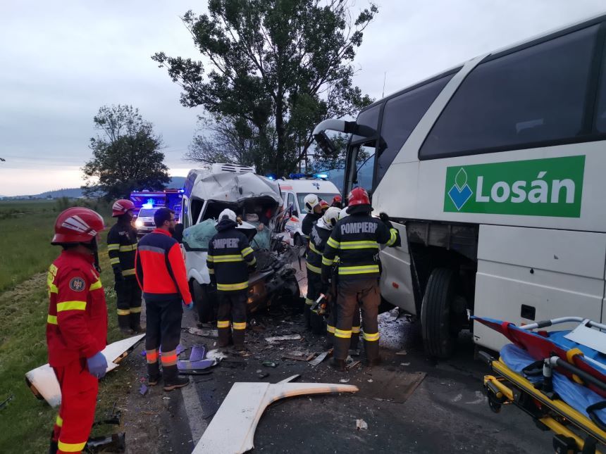 Accident grav între un autobuz și o dubă, lângă Rășnov. Un om a murit, alți trei sunt răniți