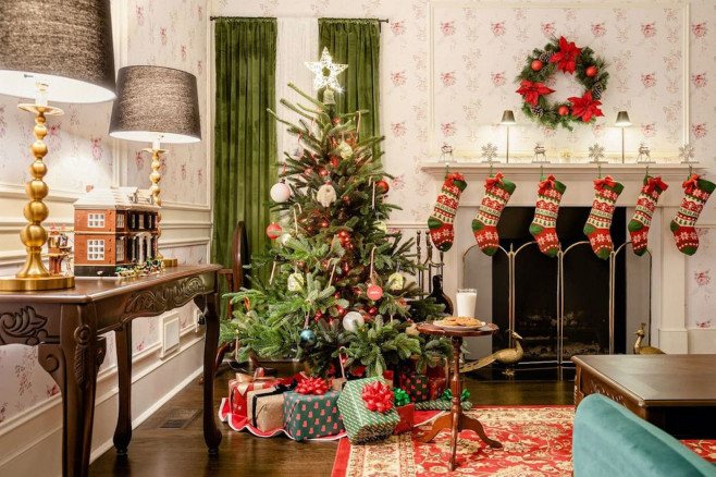 You can rent the house of the Christmas movie Home Alone)on Airbnb.
Vous pouvez louer la maison de film de Noel joué parMacaulay MacaulayĘCulkin : Maman jŐai raté lŐavion