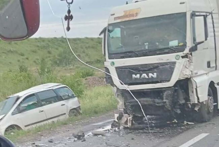 Accident cu 4 morți, în Bihor. O mașină s-a izbit violent de un TIR