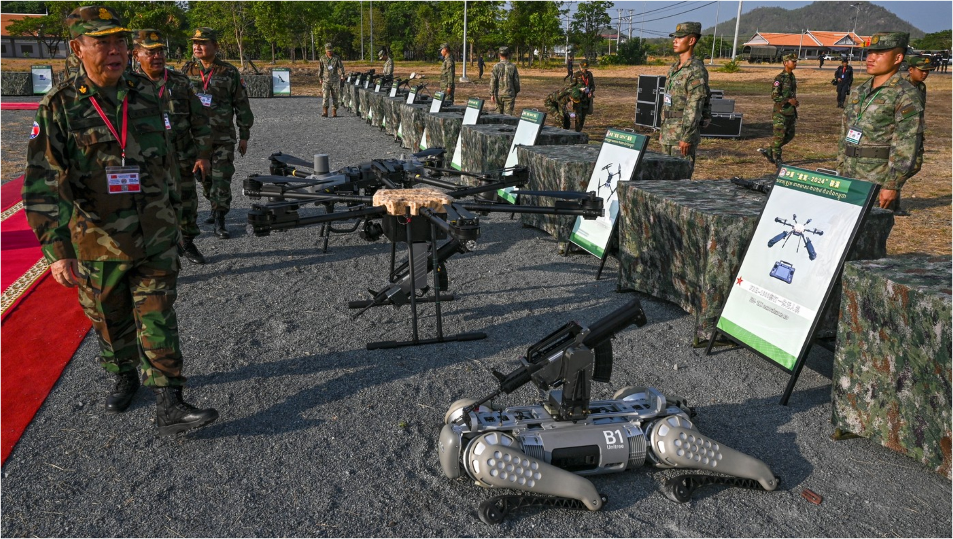 Armata Chinei și-a prezentat cele mai noi mașinării de ucis: câini-roboți înarmați cu puști automate