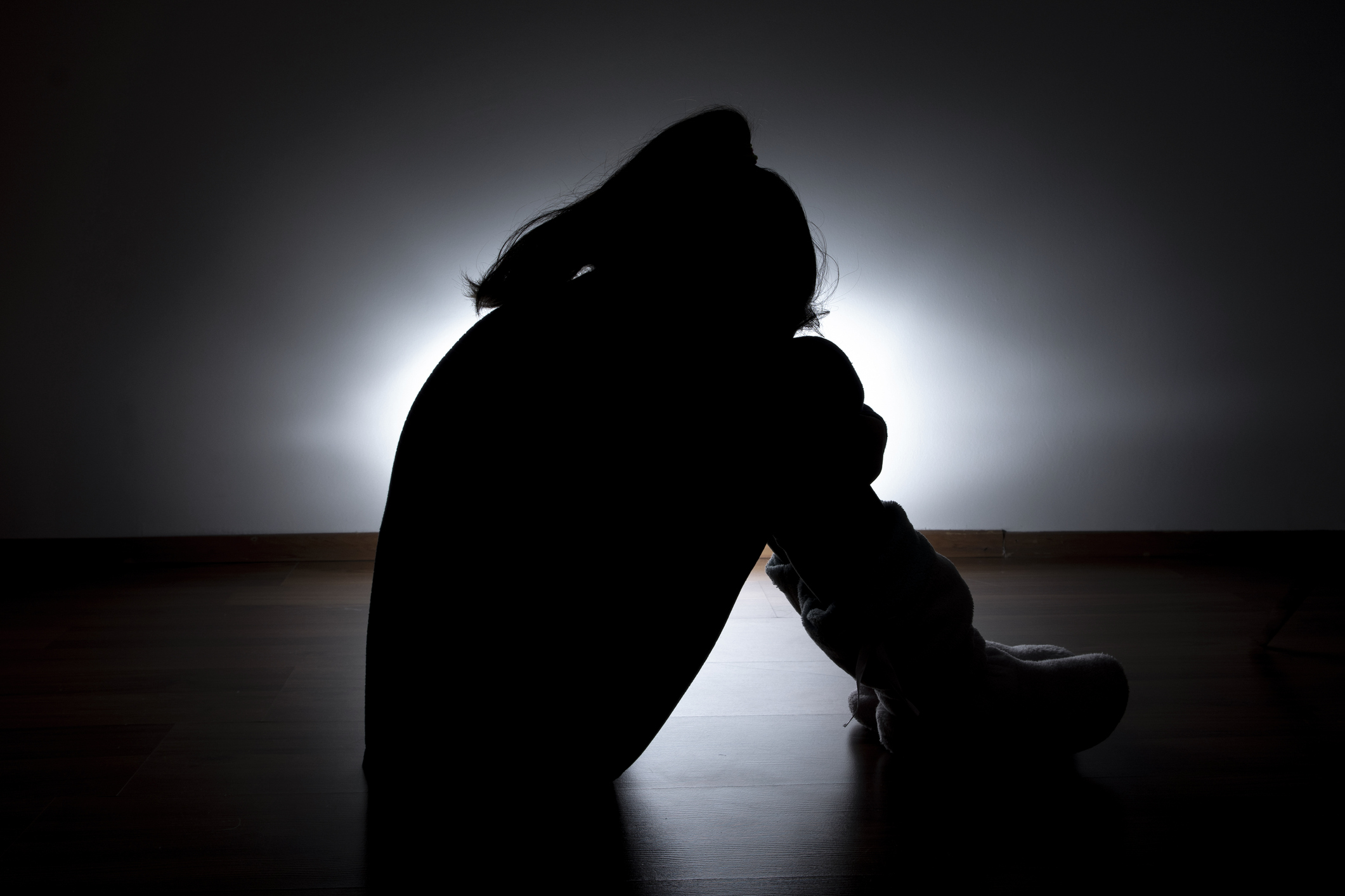 Un procuror din Iaşi a fost trimis în judecată pentru că a violat de mai multe ori o adolescentă