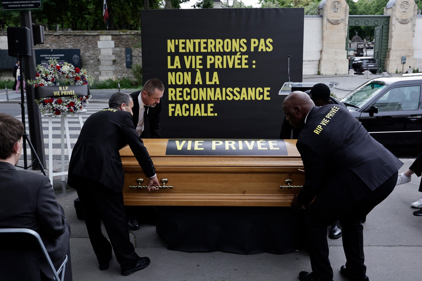Amnesty International a îngropat simbolic ”viaţa privată”, ca protest faţă de folosirea supravegherii video cu AI la JO de la Paris