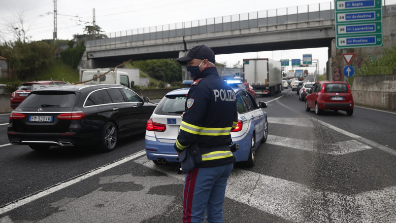 Italy: Road blocked for hours by street vendors protest