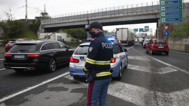 Italy: Road blocked for hours by street vendors protest