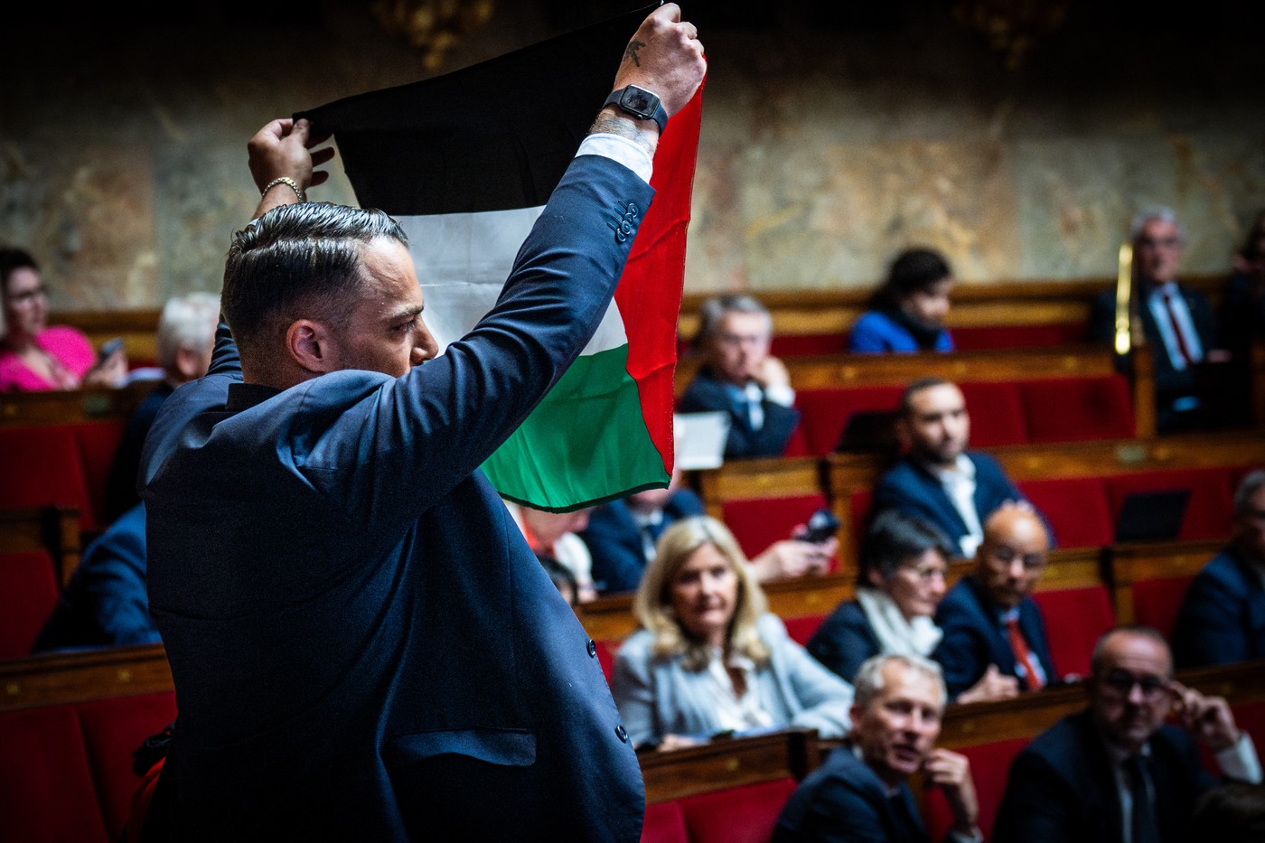 Scandal în Parlamentul Franței. Ședința a fost suspendată după ce un deputat a fluturat steagul palestinian