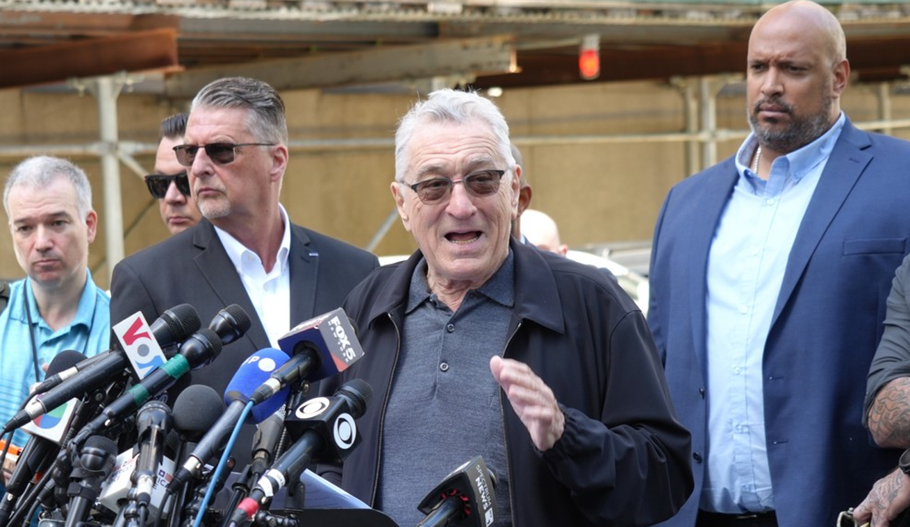 „Un clovn”. De Niro îl atacă pe Trump în faţa tribunalului din New York