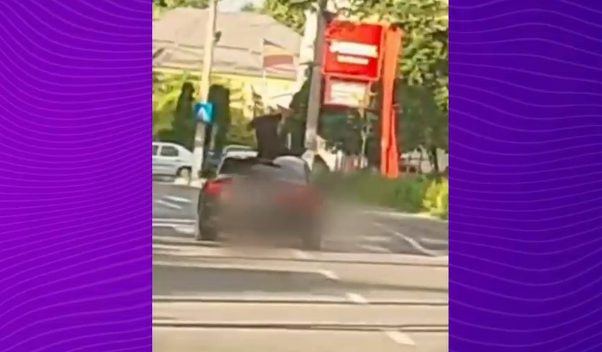 Imagini revoltătoare. Bărbați cu un pistol pe care îl îndreptau spre trecători și alți șoferi, filmați pe capota unei mașini (VIDEO)