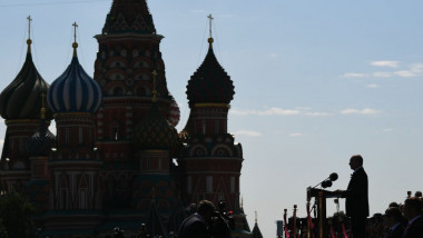 Vladimir Putin ține un discurs în Piața Roșie
