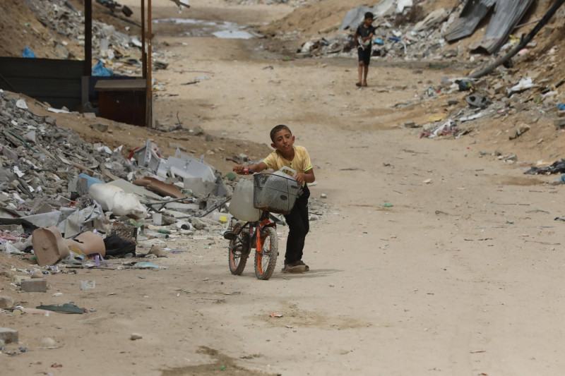 Palestinians, including children, who migrated from Rafah to Deir al-Balah due to Israeli attacks