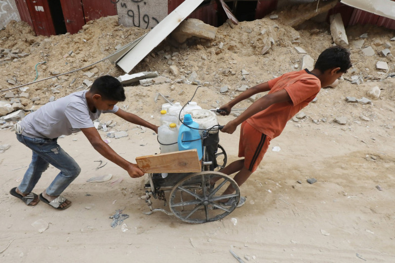 Palestinians, including children, who migrated from Rafah to Deir al-Balah due to Israeli attacks