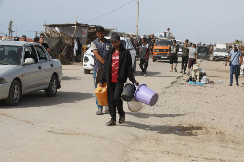 Palestinians, including children, who migrated from Rafah to Deir al-Balah due to Israeli attacks