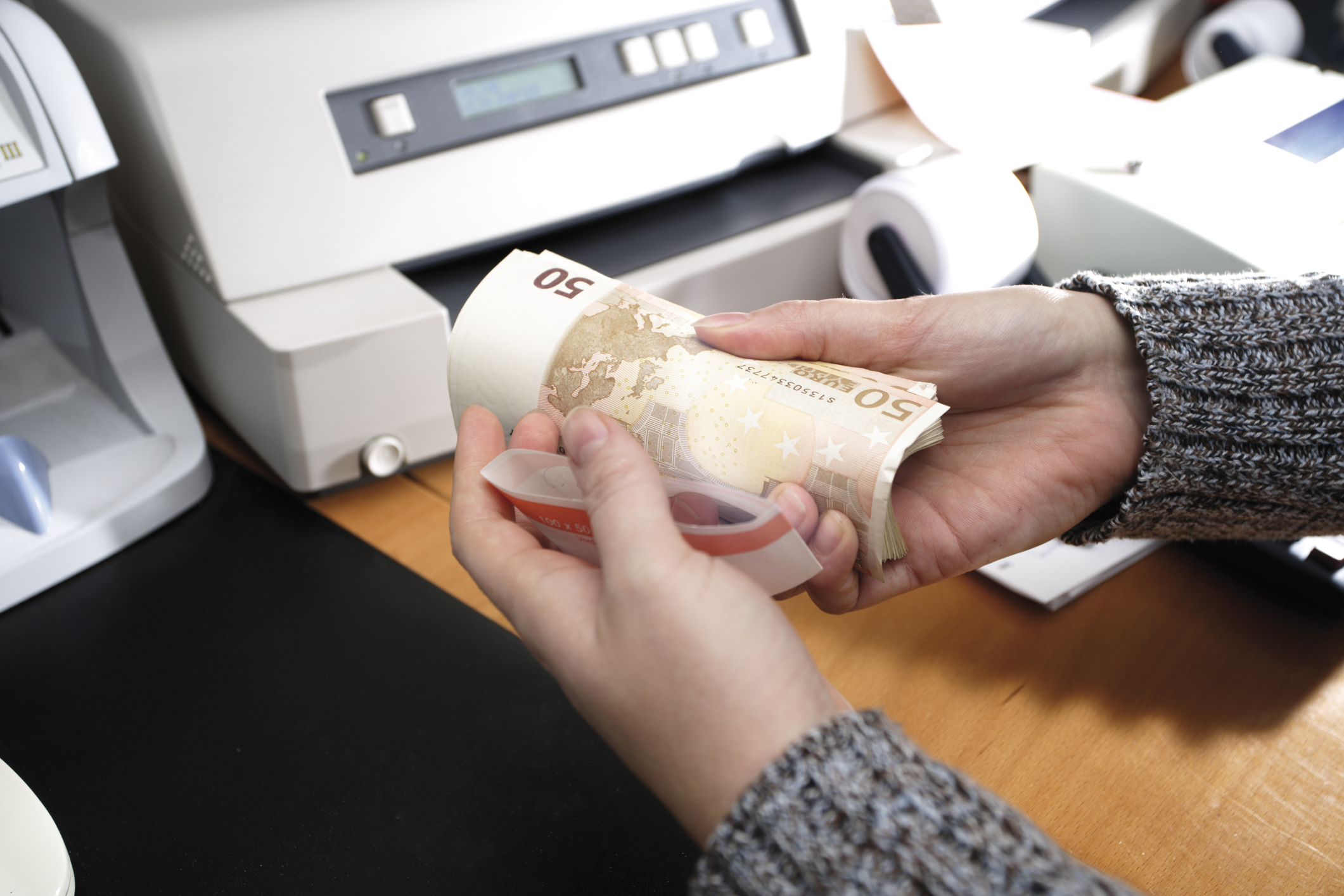 Un angajat al unei bănci din Cluj ar fi furat 800.000 de lei din conturile clienților. Banii au ajuns la două firme ale rudelor sale