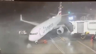 Un avion Boeing a fost luat de vânt când pasagerii se pregăteau de îmbarcare