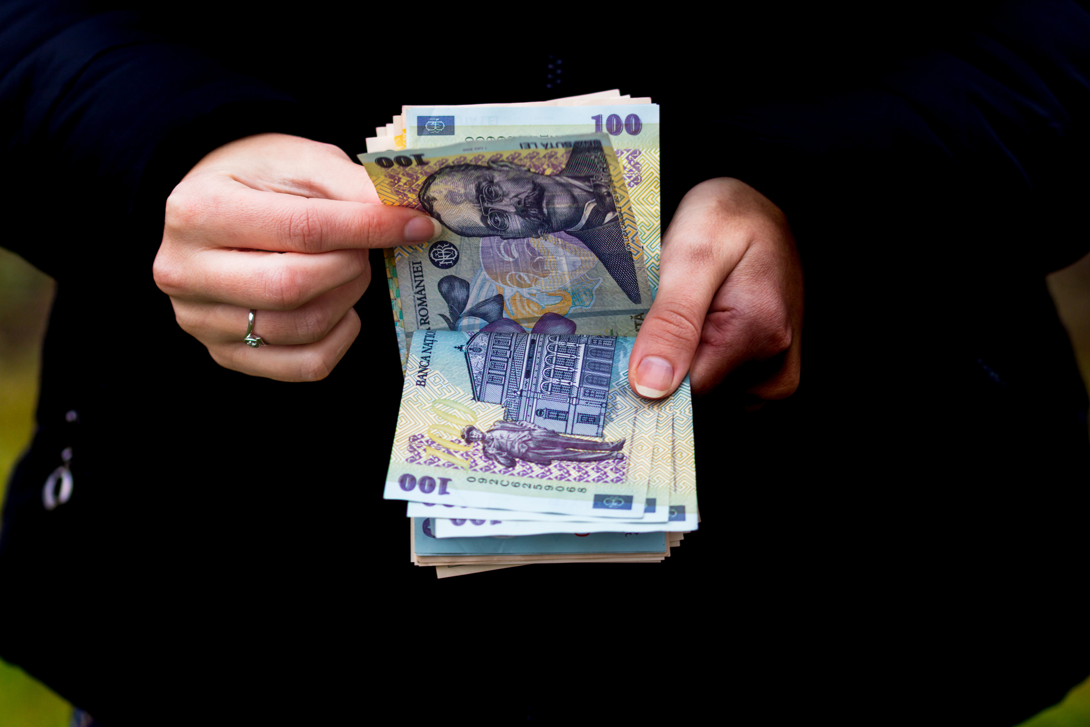O femeie din Constanța este acuzată că ar fi luat împrumuturi de 90.000 de lei, pe numele unor necunoscuți