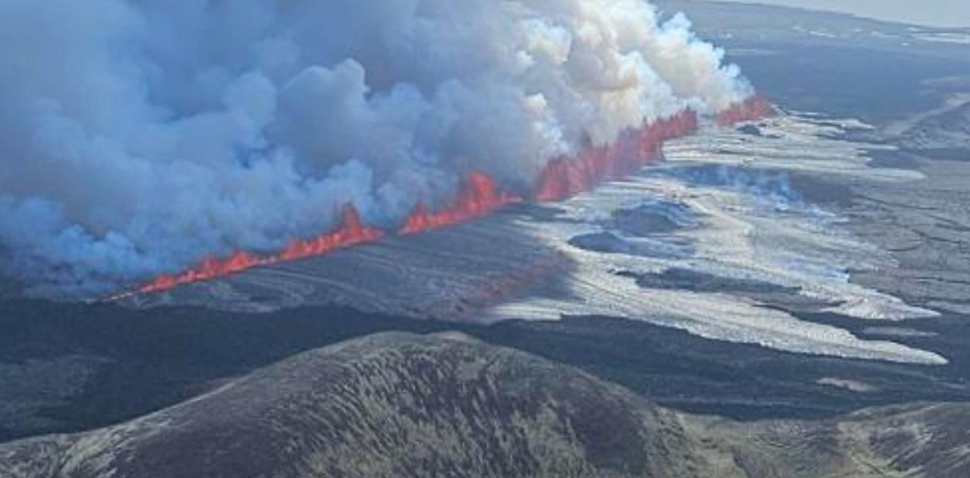 Un vulcan din Islanda a erupt pentru a cincea oară în șase luni. Ca o arteziană de foc, a aruncat lavă până la 50 de metri în aer