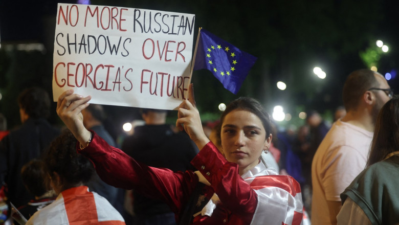 oameni care protesteaza in Georgia