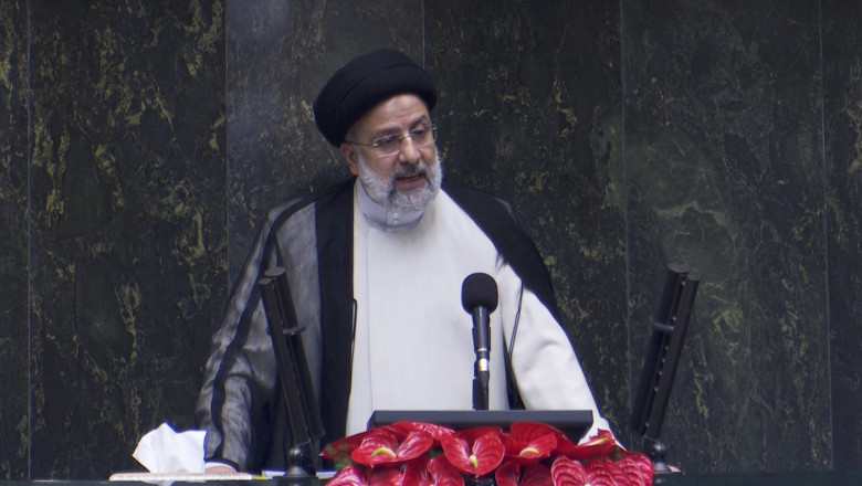 Preşedintele iranian Ebrahim Raisi tine un discurs