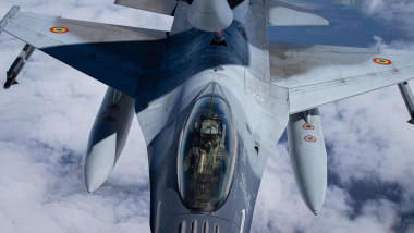 Avion F-16 al Forțelor Aeriene Române alimentând în aer