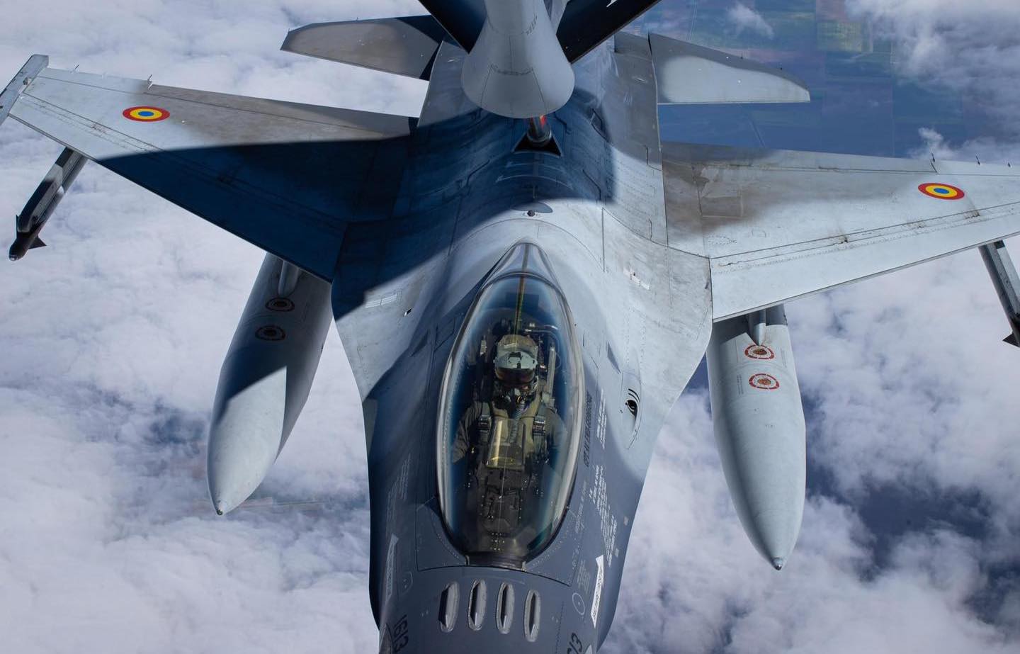 Piloţii români de F-16 au exersat realimentarea avioanelor în aer, pe timp de zi și de noapte