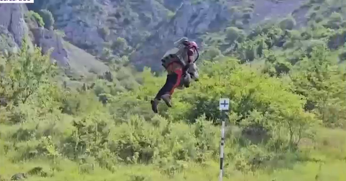 Iron Man de România: Salvamontiștii au testat un rucsac zburător. Un traseu de aproape 2 ore a fost făcut în doar 2 minute|EpicNews